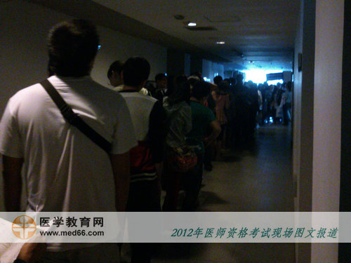 口腔醫(yī)師計算機(jī)化考試存包處排起的長龍