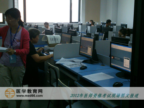 口腔醫(yī)師考場內(nèi)正在幫考生核對信息的老師