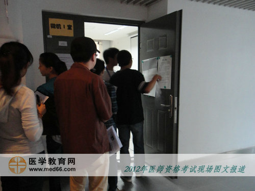 口腔醫(yī)師考生正在排隊(duì)核對(duì)個(gè)人信息