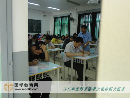 臨床醫(yī)師考生開始答題