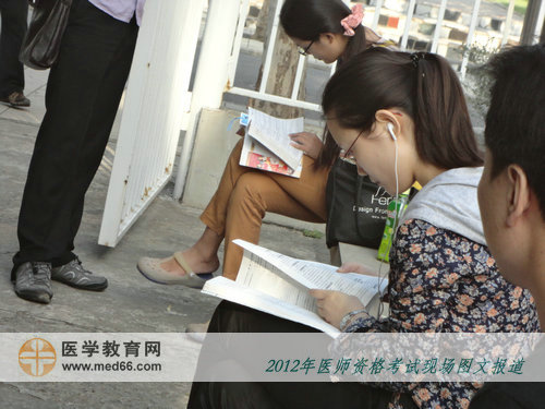 2012年醫(yī)師考試開考前，仍不忘專心看書的臨床醫(yī)師考生