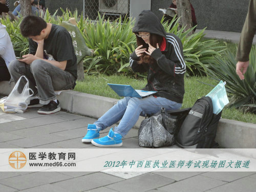 還有點時間，拿出我心愛的筆記本再看看，今年中西醫(yī)執(zhí)業(yè)醫(yī)師順利考試！