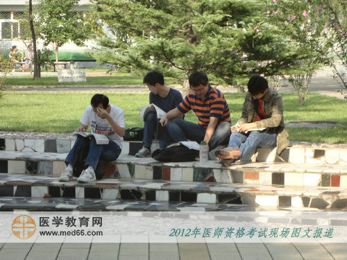 結(jié)伴而來(lái)的臨床醫(yī)師考生兄弟們，正在緊張備考