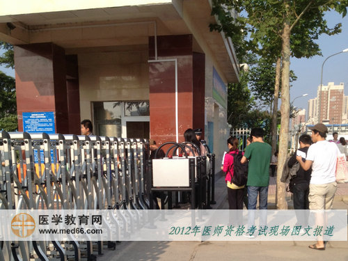 臨床醫(yī)師考生排隊進入考場