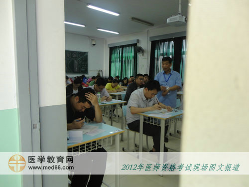 臨床醫(yī)師考生正在答題