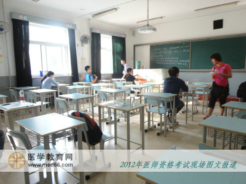 臨床醫(yī)師考生進(jìn)入考場(chǎng)查找座位