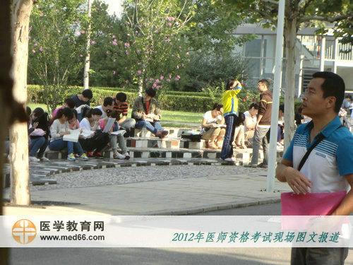 2012年醫(yī)師考前，考生交流復(fù)習(xí)
