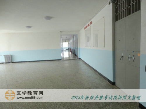 中醫(yī)醫(yī)師開考后空曠而狹長(zhǎng)的樓道