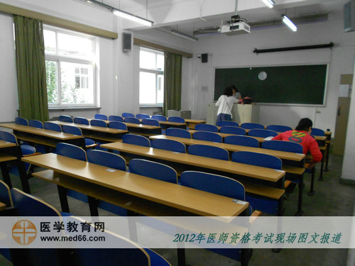 中醫(yī)醫(yī)師考生正在講臺(tái)進(jìn)行簽到