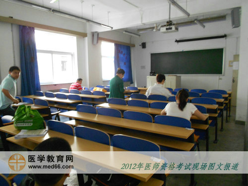 中醫(yī)醫(yī)師考生進(jìn)入考生靜候考試