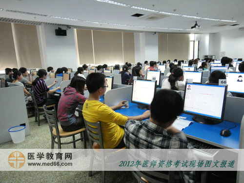 口腔醫(yī)師考生開(kāi)考前，登入個(gè)人信息頁(yè)面