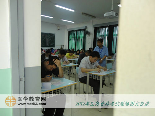 臨床醫(yī)師考場內(nèi)，監(jiān)考老師正在巡考