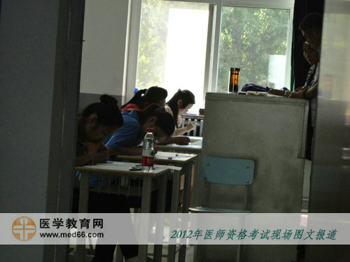 臨床醫(yī)師考試開始后，監(jiān)考老師仔細(xì)確認(rèn)考生信息