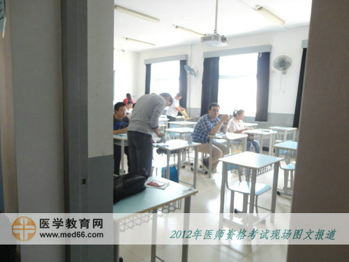 臨床醫(yī)師考生向記者投來(lái)好奇的目光