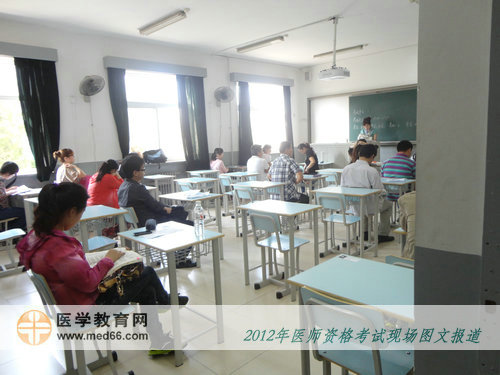 臨床醫(yī)師考生進(jìn)入考生也不忘抓緊時(shí)間看書(shū)