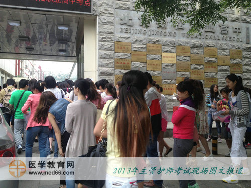 8:30主管護師考試準時進場，考場大門有監(jiān)考老師一一檢查準考證