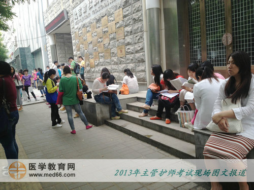 考場外，主管護師考生在進行最后階段的復習