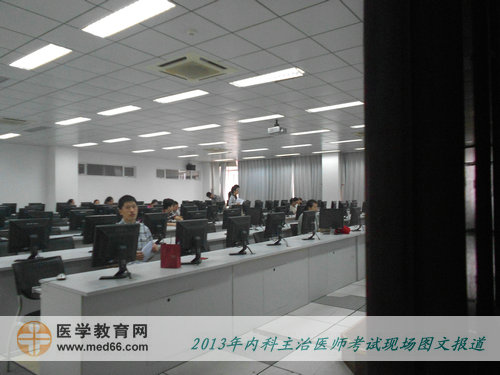 陸續(xù)有考生進(jìn)入考場，開始內(nèi)科主治醫(yī)師考試