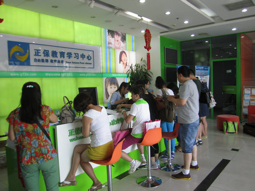 執(zhí)業(yè)藥師面授班學員在辦理入學手續(xù)