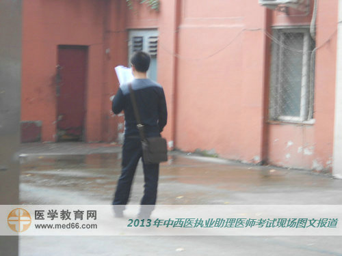 安靜的角落里，考生進(jìn)行中西醫(yī)助理醫(yī)師考試最后沖刺