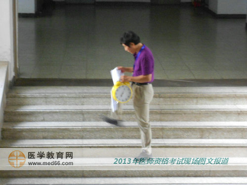 這位大哥參加醫(yī)師資格考試居然將家里的掛鐘帶來了！