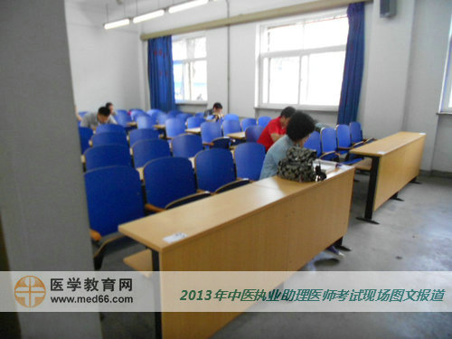 中醫(yī)助理醫(yī)師考生陸續(xù)入場(chǎng)就座，準(zhǔn)備“開戰(zhàn)”