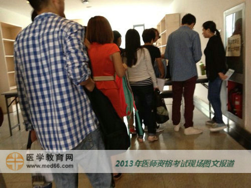 醫(yī)師資格考生排隊審核信息進(jìn)入考場