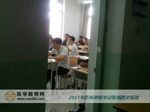 醫(yī)師資格考試的鐘聲敲響，考生等候老師下發(fā)試卷