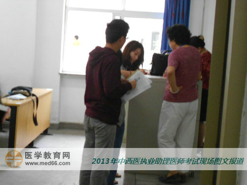 監(jiān)考老師核對(duì)中西醫(yī)助理醫(yī)師考生信息