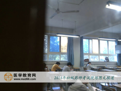 初級(jí)藥師考生陸續(xù)入場(chǎng)準(zhǔn)備考試