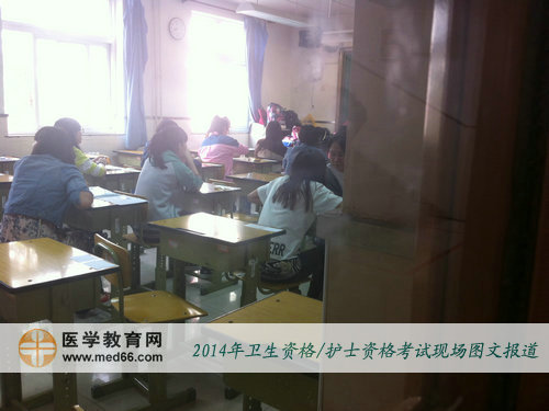 2014年護(hù)士資格考試考生陸續(xù)入場，等候考試