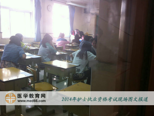 2014年護(hù)士資格考試考生陸續(xù)入場(chǎng)，準(zhǔn)備考試