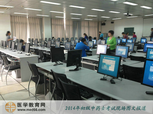 204年中藥士考試考場(chǎng)內(nèi)，考生正在入場(chǎng)