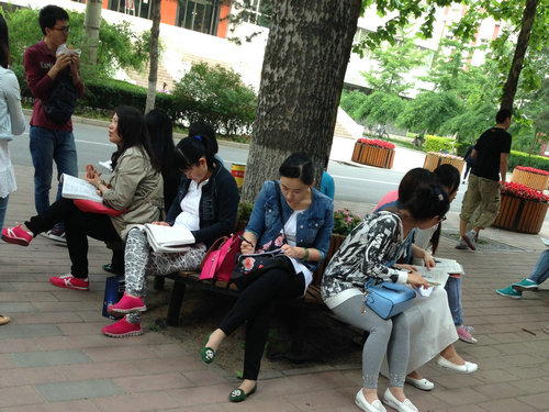 中藥師考生抓緊時間進行最后復(fù)習(xí)