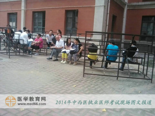 考場內(nèi)到處都可以看到考前沖刺的中西醫(yī)執(zhí)業(yè)醫(yī)師考生