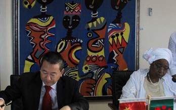 夏煌大使與塞內(nèi)加爾衛(wèi)生與社會行動部長塞克簽署諒解備忘錄