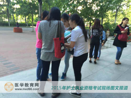 參加2015年護士資格考試的姑娘們在最后關(guān)頭互相討論