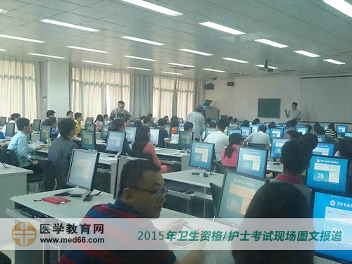 2015年內(nèi)科主治醫(yī)師人機(jī)對話考試教室內(nèi)考生都已就座，順利開考！