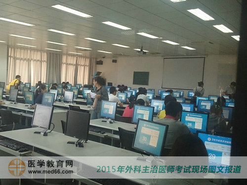 2015外科主治醫(yī)師考試考生入場找尋自己座位準(zhǔn)備考試