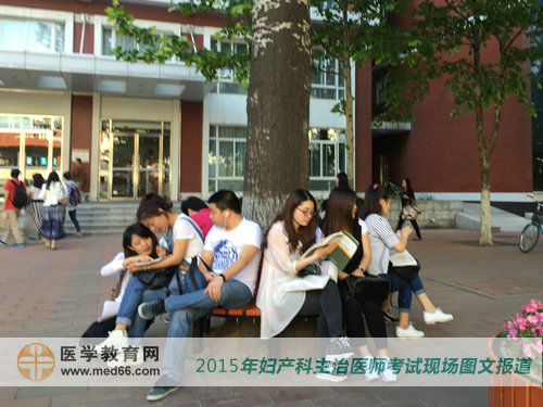 早到考試現(xiàn)場正在復(fù)習(xí)的婦產(chǎn)科主治醫(yī)師考生 