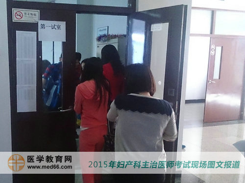 考生正在陸續(xù)進(jìn)入考場準(zhǔn)備參加考試