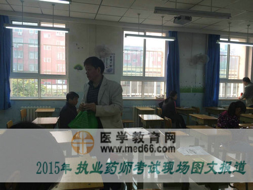 醫(yī)學(xué)教育網(wǎng)執(zhí)業(yè)藥師考友尋找自己的考場(chǎng)位置準(zhǔn)備入座