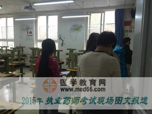 執(zhí)業(yè)藥師考生進(jìn)入考場(chǎng)等待核對(duì)自己考場(chǎng)位置