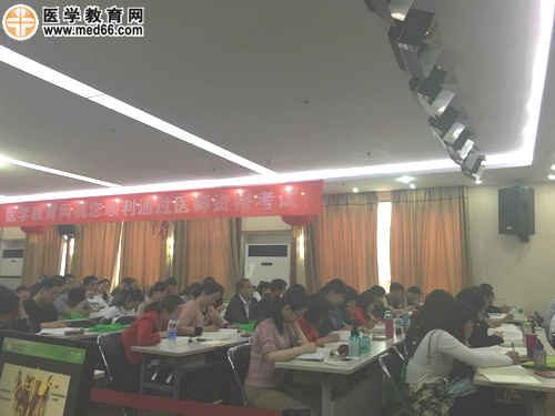 正在認(rèn)真聽課的學(xué)員