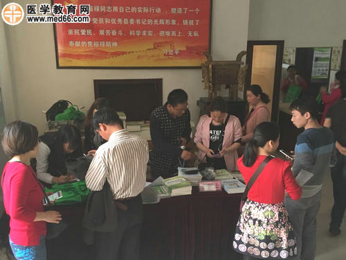 湯以恒老師及工作人員為學(xué)員辦理聽課手續(xù)