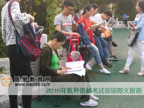 自備座椅、裝備齊全的考生