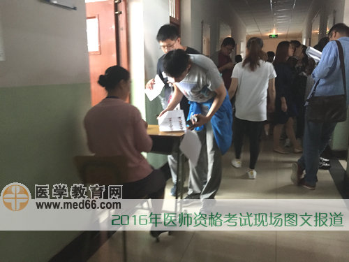 進(jìn)入考場前核對個人信息