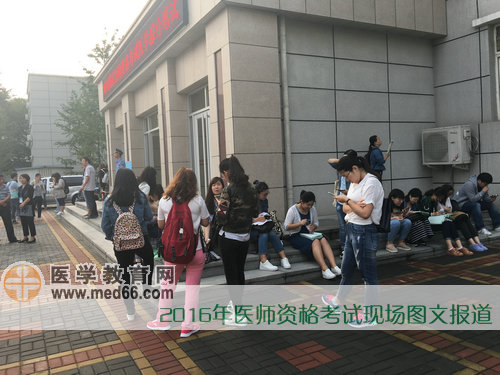 在考場門口爭分奪秒進(jìn)行復(fù)習(xí)的考生