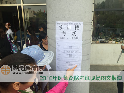 指示牌遍布考點(diǎn)各地，幫助學(xué)員找到考場(chǎng)