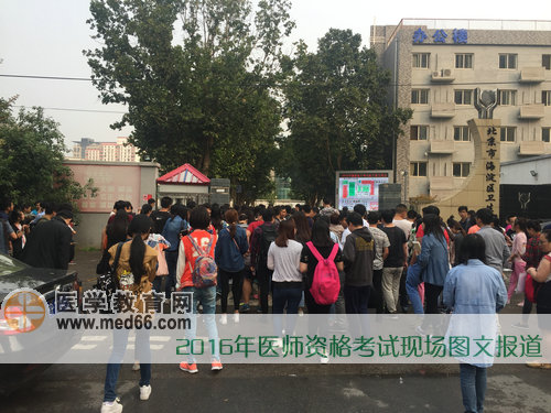 考點大門打開，考生們迫不及待地進入考場